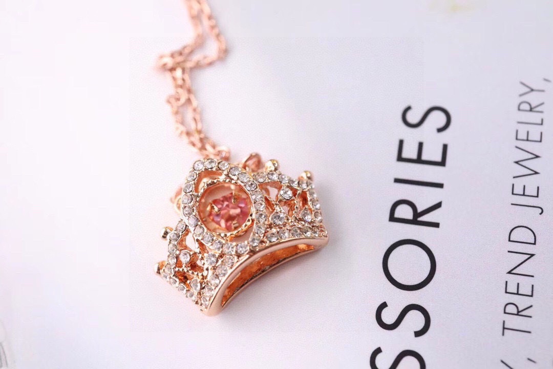  Swarovski 梦幻红钻心跳 皇冠 锁骨项链

向挚爱表达心意，让她感到备受宠爱，密镶仿水晶的皇冠