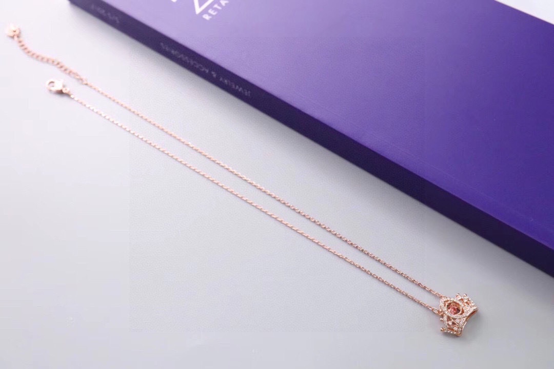  Swarovski 梦幻红钻心跳 皇冠 锁骨项链

向挚爱表达心意，让她感到备受宠爱，密镶仿水晶的皇冠