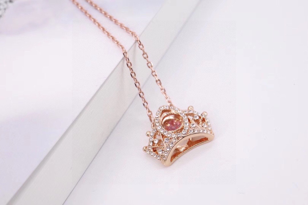  Swarovski 梦幻红钻心跳 皇冠 锁骨项链

向挚爱表达心意，让她感到备受宠爱，密镶仿水晶的皇冠