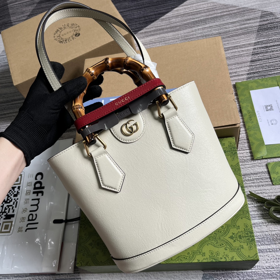 Gucci comes with complete packaging. The GG Diana series interprets the classic calfskin bamboo tote bag from the 1990s in a new perspective. Off