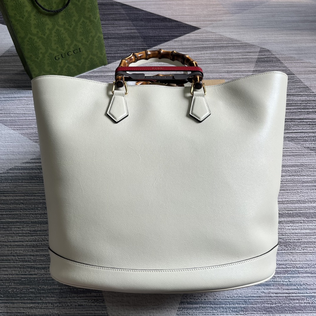 配专柜绿色礼品袋️GGDiana竹节手袋承袭品牌设计的演变和焕新理念以全新视角演绎源自90年代的经典竹节