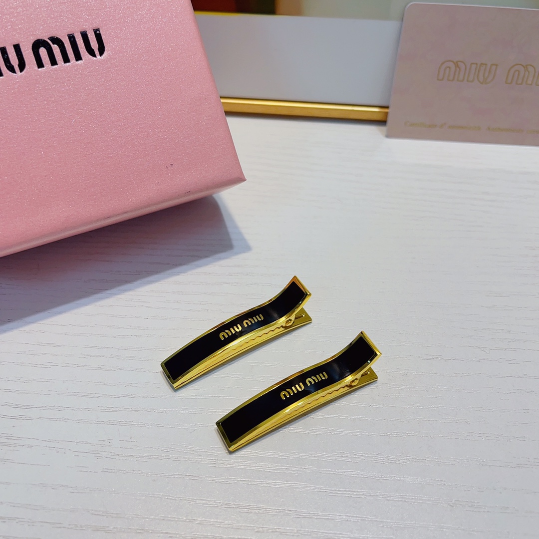 Miu Miu缪缪
miumiu压夹
专柜同款🔥钛钢logo压夹边夹刘海夹日常精致小单品 气质百搭小仙