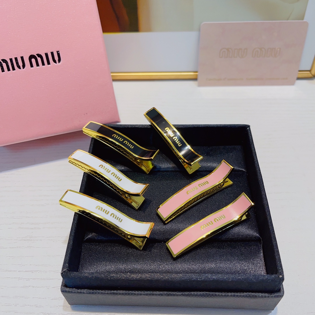  Miu Miu缪缪
miumiu压夹
专柜同款🔥钛钢logo压夹边夹刘海夹日常精致小单品 气质百搭小仙