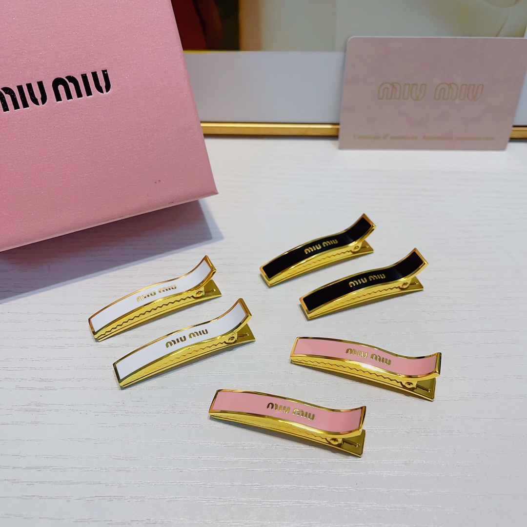  Miu Miu缪缪
miumiu压夹
专柜同款🔥钛钢logo压夹边夹刘海夹日常精致小单品 气质百搭小仙
