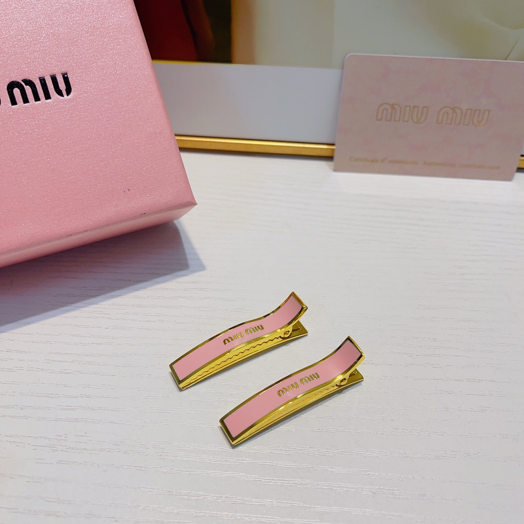  Miu Miu缪缪
miumiu压夹
专柜同款🔥钛钢logo压夹边夹刘海夹日常精致小单品 气质百搭小仙