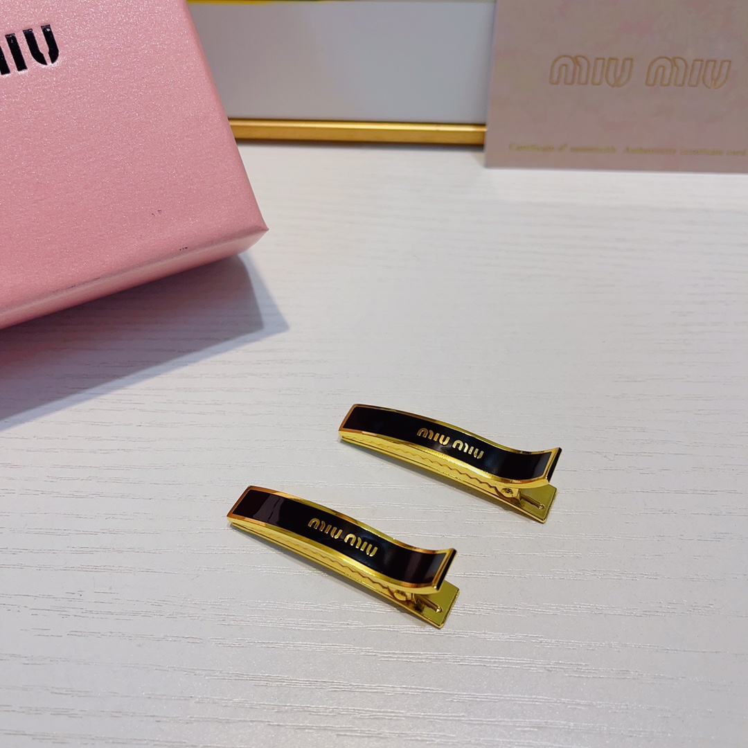  Miu Miu缪缪
miumiu压夹
专柜同款🔥钛钢logo压夹边夹刘海夹日常精致小单品 气质百搭小仙