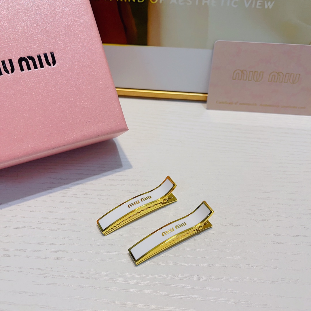  Miu Miu缪缪
miumiu压夹
专柜同款🔥钛钢logo压夹边夹刘海夹日常精致小单品 气质百搭小仙