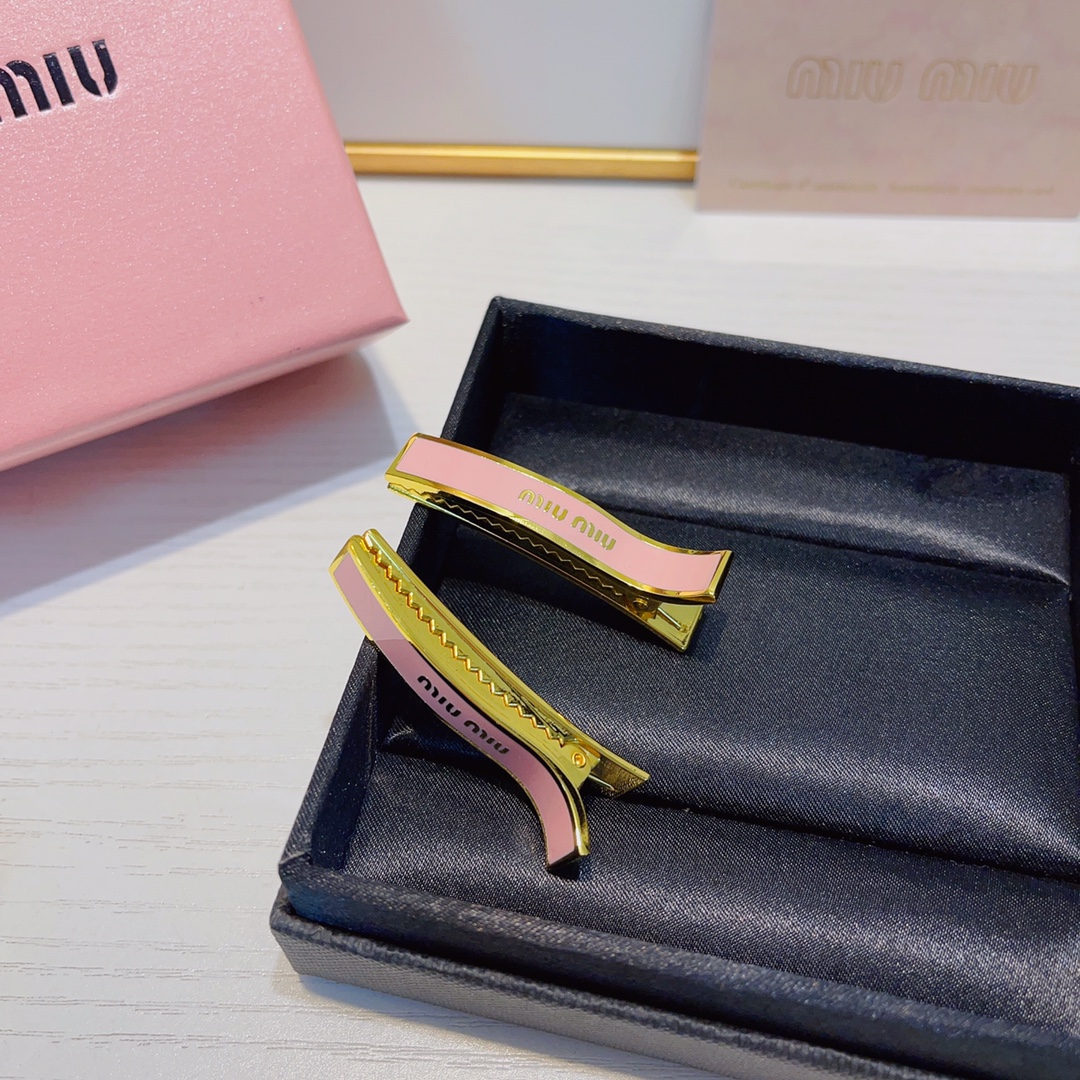  Miu Miu缪缪
miumiu压夹
专柜同款🔥钛钢logo压夹边夹刘海夹日常精致小单品 气质百搭小仙