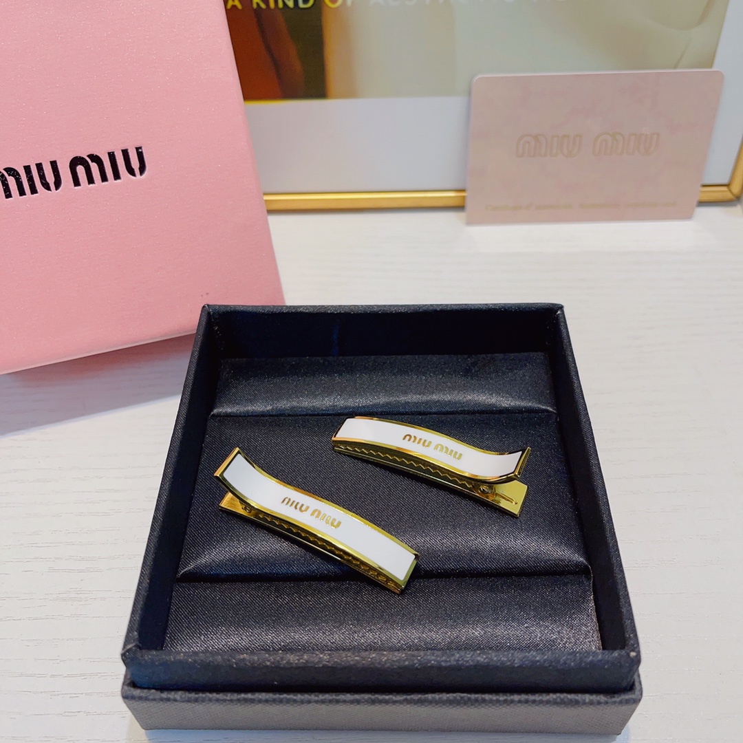  Miu Miu缪缪
miumiu压夹
专柜同款🔥钛钢logo压夹边夹刘海夹日常精致小单品 气质百搭小仙