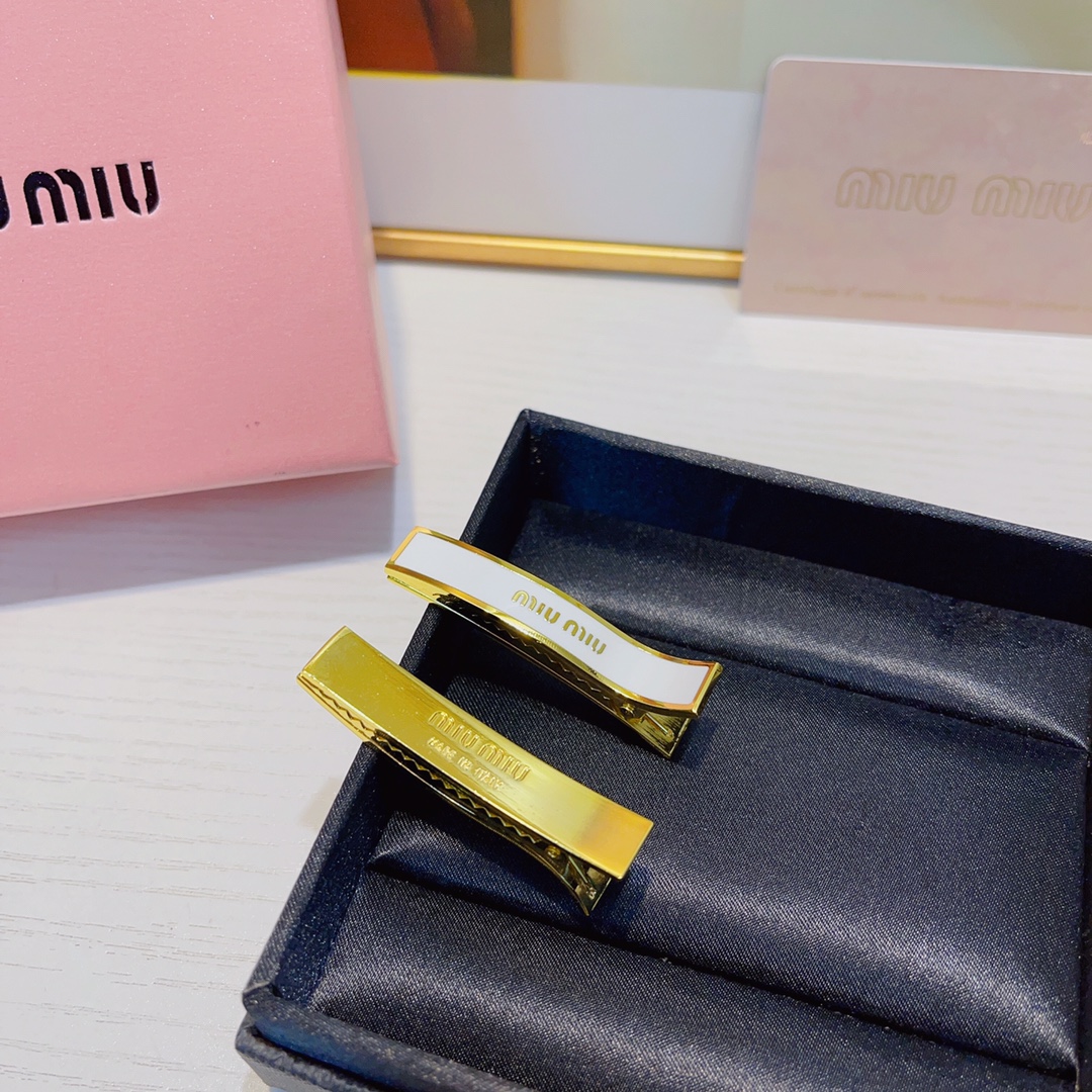  Miu Miu缪缪
miumiu压夹
专柜同款🔥钛钢logo压夹边夹刘海夹日常精致小单品 气质百搭小仙