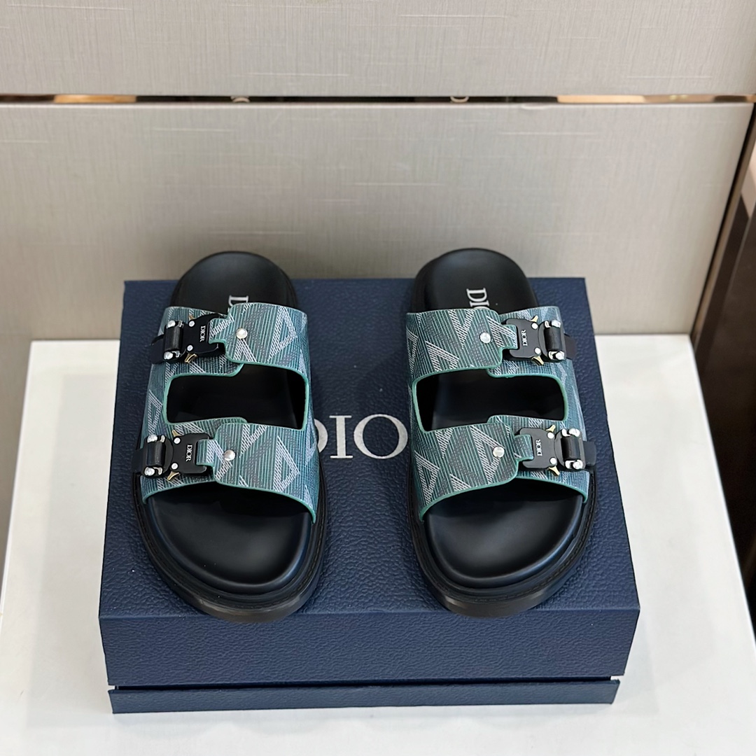 Elegante pero informal, la sandalia D'Aqua se reinterpreta con una correa ajustable que resalta el estampado Oblique en…