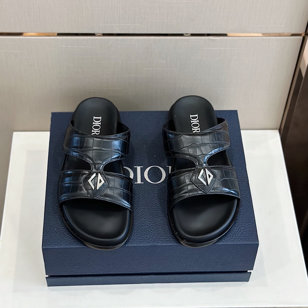 Zapatillas de Hombre Dior DioГ Alias ​​Esta sandalia Alias ​​es una novedad para el verano de 2023, mostrando…