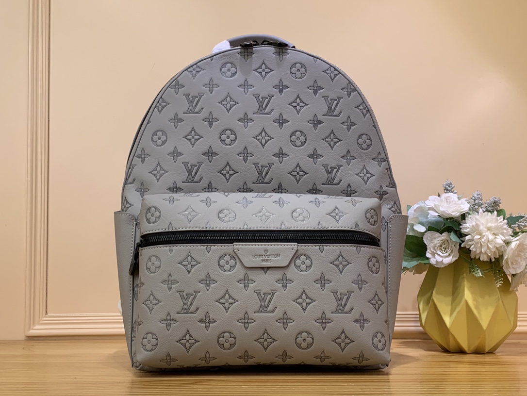 NO:620468,Top original item [DISCOVERY Backpack] m46557 46553 Gray (embossed) This Discovery backpack is made of Monogram embossed cow leather to create a soft and close-fitting structure, supplemented by the calm atmosphere of metal parts. The outer bag is easy to access and place the accompanying items, and the inner bag allows for orderly storage. Dimensions 29 x 38 x 20 cm 9519899,,cowhide19860909顶级原单【DISCOVERY 双肩包】 m46557 46553 灰色（压花） 本款 Discovery 双肩包以 Monogram 压纹牛皮革塑造柔软贴身构型,辅以金属件的沉稳气息.外袋便于取放随行物品,内袋实现有序收纳. 尺寸29 x 38 x 20 厘米 9519899,,cowhide,Bag