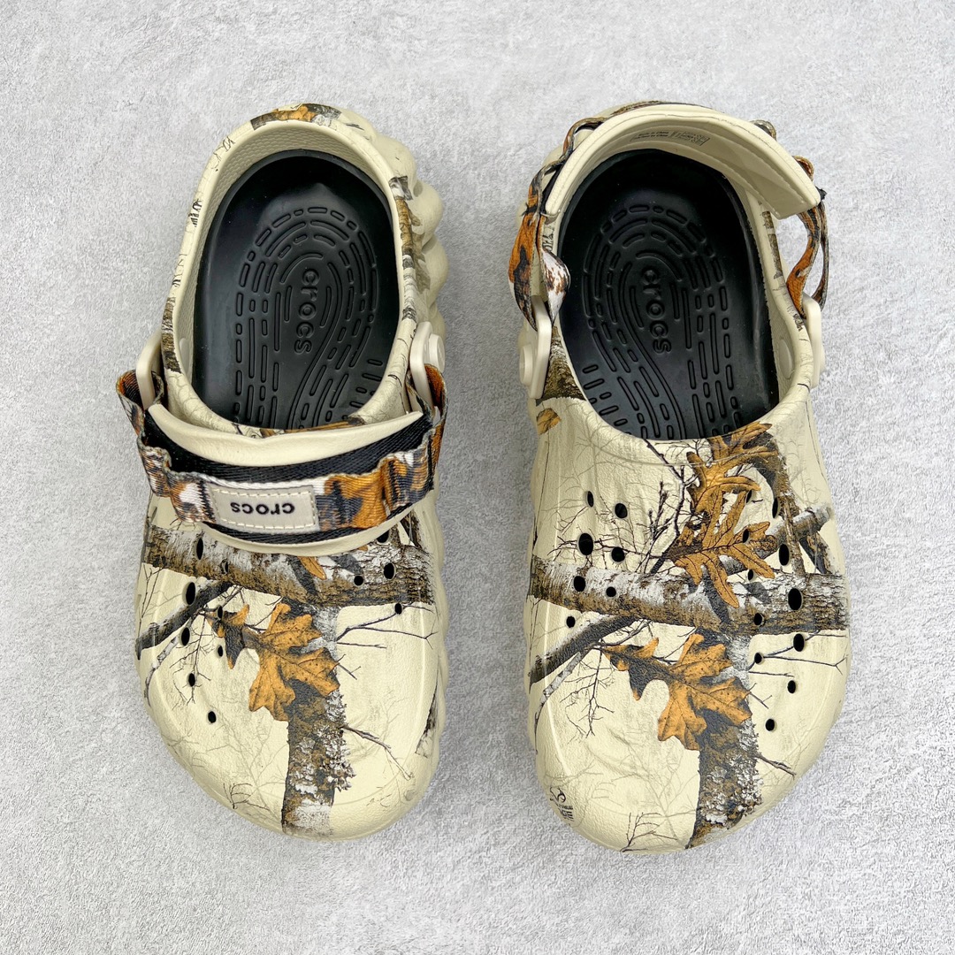 图片[2]-零售💰190 ＃DG莞产 Crocs Realtree 卡骆驰波波运动沙滩洞洞拖鞋凉鞋 超强LiteRide科技缓震鞋垫加持 官方2023最新款 透明防水袋包装 注意配件需单独购买 超轻Croslite专利材料打造 鞋面更加耐用易清洗 该鞋款轻盈舒适 2002年 经典克骆格诞生 秉承外形简单 穿着舒适的初衷 不断为消费者带来舒适的穿着体验 穿出“趣”味 鞋面洞洞可搭彰显个性的智必星 一鞋两穿 可调节式后跟带增添鞋身的稳固性能 放前面变成愜意舒适的凉拖 放后面行走跑跳更加稳妥 Croslite ™材料 封闭式细胞树脂 能够在体温作用下自动变形以适应脚部形状 涉水性优秀的同时易于清洁 抓地力强 不易打滑 Crocs的核心理念：轻便 灵活 全方位的舒适感 同步官方尺码：M4（36-37） M5（37-38）M6（38-39）M7（39-40）M8（41-42）M9（42-43）M10（43-44）M11（45-46） 编码：by1936090-运动鞋