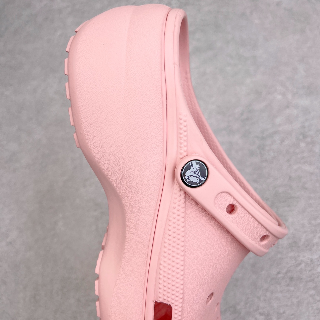 图片[6]-＃DG莞产 Crocs Classic Clog 卡骆驰休闲沙滩洞洞鞋拖鞋凉鞋云朵鞋 透明防水袋包装 注意配件需单独购买 超轻Croslite专利材料打造 鞋面更加耐用易清洗 该鞋款轻盈舒适 2002年 经典克骆格诞生 秉承外形简单 穿着舒适的初衷 不断为消费者带来舒适的穿着体验 穿出“趣”味 鞋面洞洞可搭彰显个性的智必星 一鞋两穿 可调节式后跟带增添鞋身的稳固性能 放前面变成愜意舒适的凉拖 放后面行走跑跳更加稳妥 Croslite ™材料 封闭式细胞树脂 能够在体温作用下自动变形以适应脚部形状 涉水性优秀的同时易于清洁 抓地力强 不易打滑 Crocs的核心理念：轻便 灵活 全方位的舒适感 同步官方尺码：M4（36-37） M5（37-38）M6（38-39）M7（39-40）-选品中心