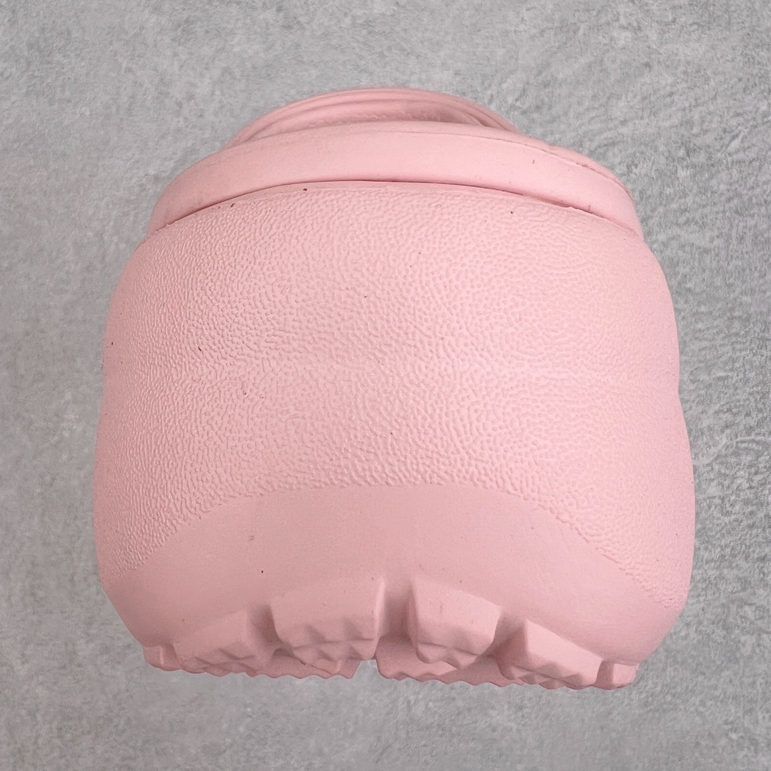 图片[8]-＃DG莞产 Crocs Classic Clog 卡骆驰休闲沙滩洞洞鞋拖鞋凉鞋云朵鞋 透明防水袋包装 注意配件需单独购买 超轻Croslite专利材料打造 鞋面更加耐用易清洗 该鞋款轻盈舒适 2002年 经典克骆格诞生 秉承外形简单 穿着舒适的初衷 不断为消费者带来舒适的穿着体验 穿出“趣”味 鞋面洞洞可搭彰显个性的智必星 一鞋两穿 可调节式后跟带增添鞋身的稳固性能 放前面变成愜意舒适的凉拖 放后面行走跑跳更加稳妥 Croslite ™材料 封闭式细胞树脂 能够在体温作用下自动变形以适应脚部形状 涉水性优秀的同时易于清洁 抓地力强 不易打滑 Crocs的核心理念：轻便 灵活 全方位的舒适感 同步官方尺码：M4（36-37） M5（37-38）M6（38-39）M7（39-40）-选品中心