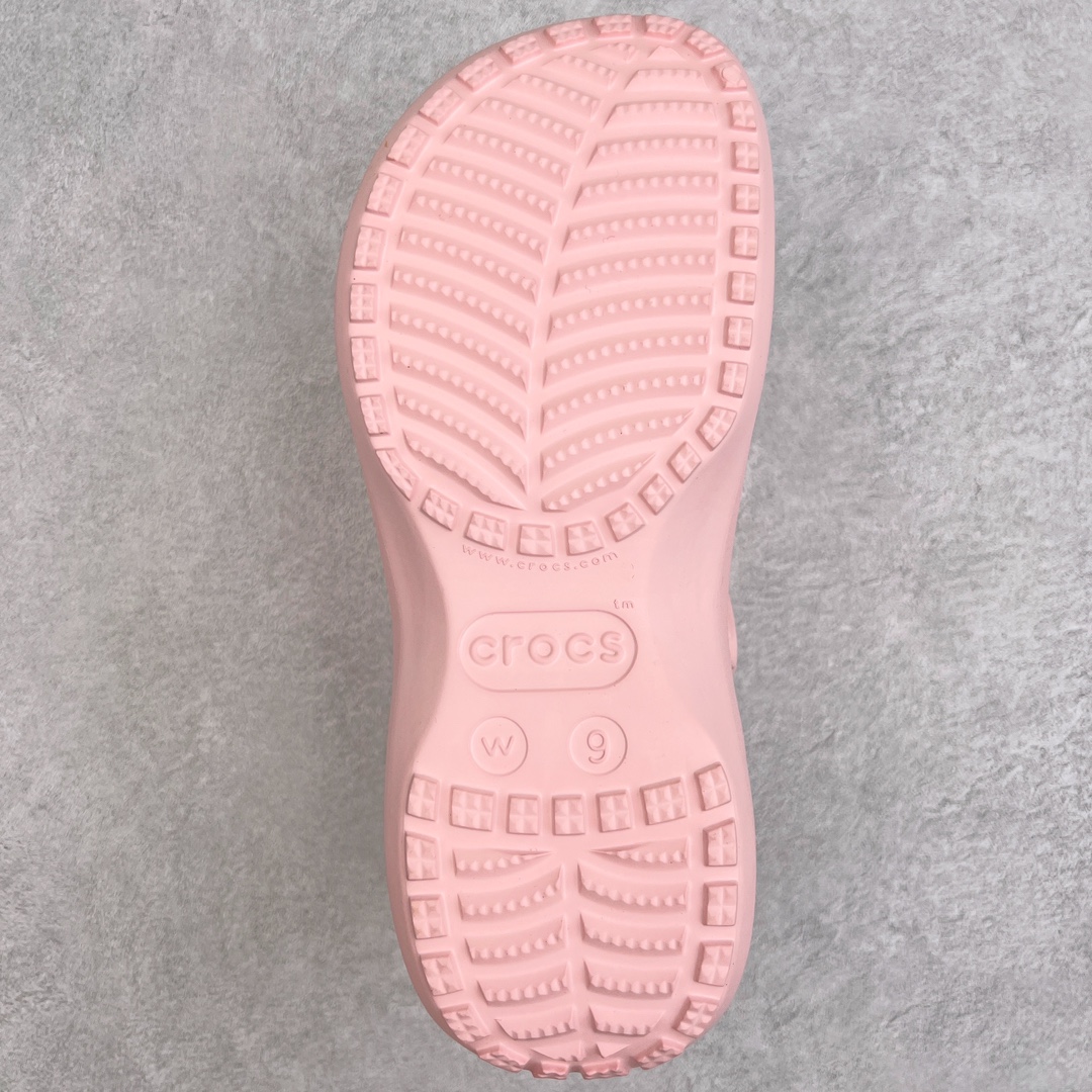 图片[9]-＃DG莞产 Crocs Classic Clog 卡骆驰休闲沙滩洞洞鞋拖鞋凉鞋云朵鞋 透明防水袋包装 注意配件需单独购买 超轻Croslite专利材料打造 鞋面更加耐用易清洗 该鞋款轻盈舒适 2002年 经典克骆格诞生 秉承外形简单 穿着舒适的初衷 不断为消费者带来舒适的穿着体验 穿出“趣”味 鞋面洞洞可搭彰显个性的智必星 一鞋两穿 可调节式后跟带增添鞋身的稳固性能 放前面变成愜意舒适的凉拖 放后面行走跑跳更加稳妥 Croslite ™材料 封闭式细胞树脂 能够在体温作用下自动变形以适应脚部形状 涉水性优秀的同时易于清洁 抓地力强 不易打滑 Crocs的核心理念：轻便 灵活 全方位的舒适感 同步官方尺码：M4（36-37） M5（37-38）M6（38-39）M7（39-40）-选品中心