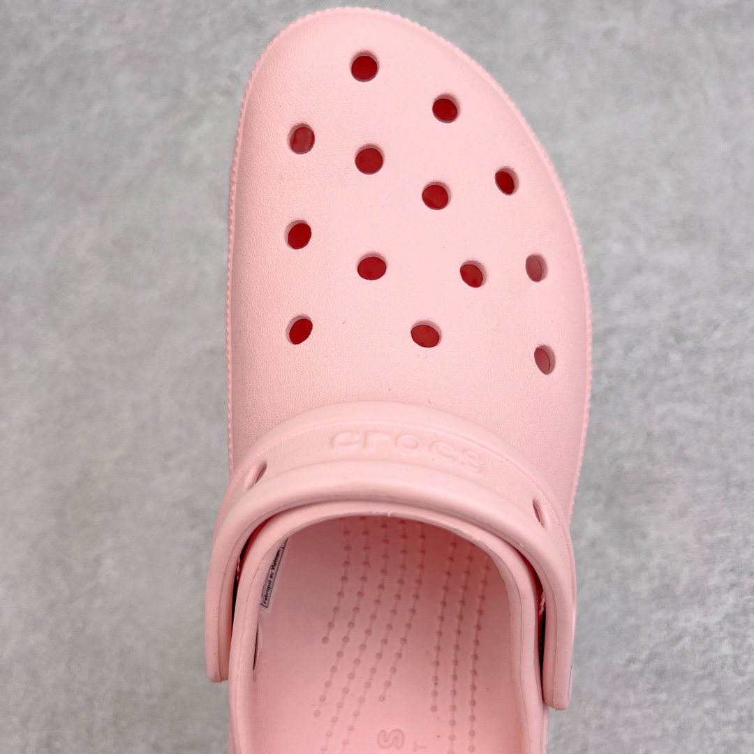 图片[4]-＃DG莞产 Crocs Classic Clog 卡骆驰休闲沙滩洞洞鞋拖鞋凉鞋云朵鞋 透明防水袋包装 注意配件需单独购买 超轻Croslite专利材料打造 鞋面更加耐用易清洗 该鞋款轻盈舒适 2002年 经典克骆格诞生 秉承外形简单 穿着舒适的初衷 不断为消费者带来舒适的穿着体验 穿出“趣”味 鞋面洞洞可搭彰显个性的智必星 一鞋两穿 可调节式后跟带增添鞋身的稳固性能 放前面变成愜意舒适的凉拖 放后面行走跑跳更加稳妥 Croslite ™材料 封闭式细胞树脂 能够在体温作用下自动变形以适应脚部形状 涉水性优秀的同时易于清洁 抓地力强 不易打滑 Crocs的核心理念：轻便 灵活 全方位的舒适感 同步官方尺码：M4（36-37） M5（37-38）M6（38-39）M7（39-40）-选品中心