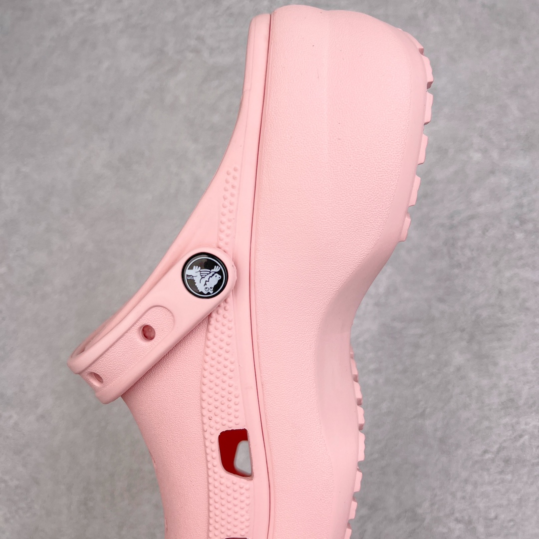 图片[7]-＃DG莞产 Crocs Classic Clog 卡骆驰休闲沙滩洞洞鞋拖鞋凉鞋云朵鞋 透明防水袋包装 注意配件需单独购买 超轻Croslite专利材料打造 鞋面更加耐用易清洗 该鞋款轻盈舒适 2002年 经典克骆格诞生 秉承外形简单 穿着舒适的初衷 不断为消费者带来舒适的穿着体验 穿出“趣”味 鞋面洞洞可搭彰显个性的智必星 一鞋两穿 可调节式后跟带增添鞋身的稳固性能 放前面变成愜意舒适的凉拖 放后面行走跑跳更加稳妥 Croslite ™材料 封闭式细胞树脂 能够在体温作用下自动变形以适应脚部形状 涉水性优秀的同时易于清洁 抓地力强 不易打滑 Crocs的核心理念：轻便 灵活 全方位的舒适感 同步官方尺码：M4（36-37） M5（37-38）M6（38-39）M7（39-40）-选品中心