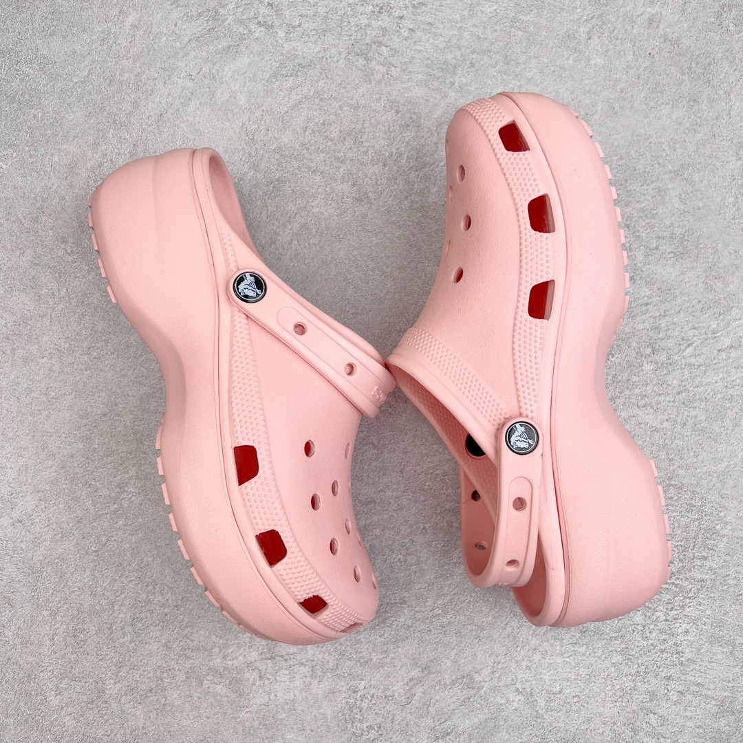 图片[3]-＃DG莞产 Crocs Classic Clog 卡骆驰休闲沙滩洞洞鞋拖鞋凉鞋云朵鞋 透明防水袋包装 注意配件需单独购买 超轻Croslite专利材料打造 鞋面更加耐用易清洗 该鞋款轻盈舒适 2002年 经典克骆格诞生 秉承外形简单 穿着舒适的初衷 不断为消费者带来舒适的穿着体验 穿出“趣”味 鞋面洞洞可搭彰显个性的智必星 一鞋两穿 可调节式后跟带增添鞋身的稳固性能 放前面变成愜意舒适的凉拖 放后面行走跑跳更加稳妥 Croslite ™材料 封闭式细胞树脂 能够在体温作用下自动变形以适应脚部形状 涉水性优秀的同时易于清洁 抓地力强 不易打滑 Crocs的核心理念：轻便 灵活 全方位的舒适感 同步官方尺码：M4（36-37） M5（37-38）M6（38-39）M7（39-40）-选品中心