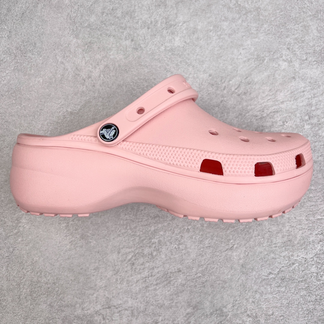 ＃DG莞产 Crocs Classic Clog 卡骆驰休闲沙滩洞洞鞋拖鞋凉鞋云朵鞋 透明防水袋包装 注意配件需单独购买 超轻Croslite专利材料打造 鞋面更加耐用易清洗 该鞋款轻盈舒适 2002年 经典克骆格诞生 秉承外形简单 穿着舒适的初衷 不断为消费者带来舒适的穿着体验 穿出“趣”味 鞋面洞洞可搭彰显个性的智必星 一鞋两穿 可调节式后跟带增添鞋身的稳固性能 放前面变成愜意舒适的凉拖 放后面行走跑跳更加稳妥 Croslite ™材料 封闭式细胞树脂 能够在体温作用下自动变形以适应脚部形状 涉水性优秀的同时易于清洁 抓地力强 不易打滑 Crocs的核心理念：轻便 灵活 全方位的舒适感 同步官方尺码：M4（36-37） M5（37-38）M6（38-39）M7（39-40）-选品中心