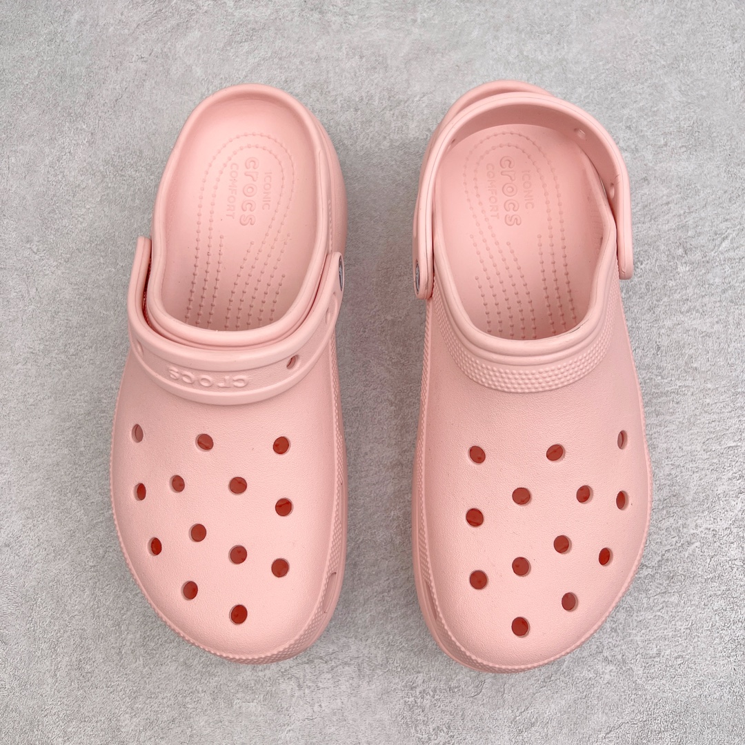 图片[2]-＃DG莞产 Crocs Classic Clog 卡骆驰休闲沙滩洞洞鞋拖鞋凉鞋云朵鞋 透明防水袋包装 注意配件需单独购买 超轻Croslite专利材料打造 鞋面更加耐用易清洗 该鞋款轻盈舒适 2002年 经典克骆格诞生 秉承外形简单 穿着舒适的初衷 不断为消费者带来舒适的穿着体验 穿出“趣”味 鞋面洞洞可搭彰显个性的智必星 一鞋两穿 可调节式后跟带增添鞋身的稳固性能 放前面变成愜意舒适的凉拖 放后面行走跑跳更加稳妥 Croslite ™材料 封闭式细胞树脂 能够在体温作用下自动变形以适应脚部形状 涉水性优秀的同时易于清洁 抓地力强 不易打滑 Crocs的核心理念：轻便 灵活 全方位的舒适感 同步官方尺码：M4（36-37） M5（37-38）M6（38-39）M7（39-40）-选品中心