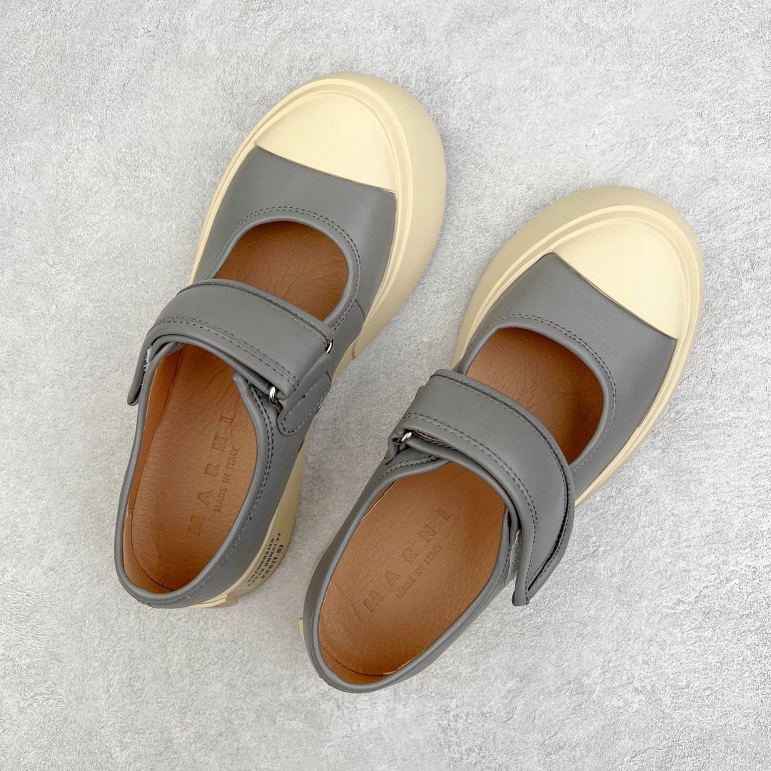 图片[3]-＃福利特价 Marni Pablo Leather Mary Jane Sneaker 意大利奢侈品品牌-玛尼·巴勃罗·玛丽珍系列低帮松糕厚底百搭魔术贴大头增高板鞋 Marni是来自意大利的独立设计师品牌 ♥赵露思、宋祖儿同款魔术贴大头鞋，跟传统见到的玛丽珍还蛮不一样的，凉鞋的透气结构搭载日系风格，蠢萌又时髦。 ♥日式包趾式胖圆鞋头设计满满的立体感。虽然厚底但它的腰线非常明显，前宽后细有种大头鞋的既视感，复古范儿很足。一字带魔术贴设计穿脱方便，调节松紧随心所欲，不用担心压脚背 ♥鞋面内里都使用羊皮，质感柔软性跟透气性都灰常好。4cm的一个橡胶厚底，上脚不会臃肿反而衬托得腿很细，鞋子也不会很重，颜值与舒适度并存。灰常有少女感又有一种不羁一格的酷气，甜美又可爱，适合搭配各种衣服，单穿或者配各种袜子很好看 防滑耐磨橡胶4CM跟高大底 尺码：35-40-选品中心