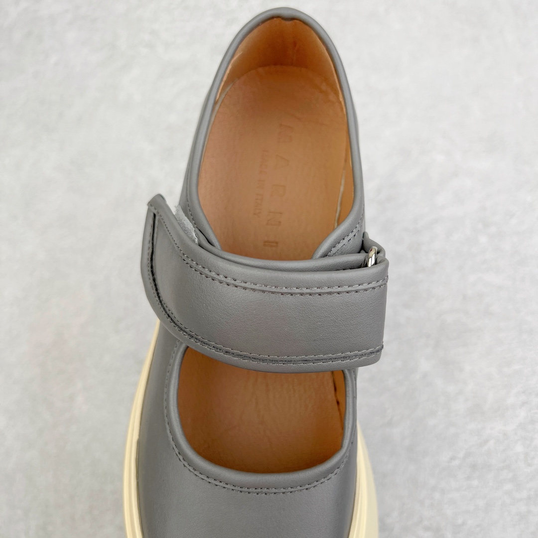 图片[5]-＃福利特价 Marni Pablo Leather Mary Jane Sneaker 意大利奢侈品品牌-玛尼·巴勃罗·玛丽珍系列低帮松糕厚底百搭魔术贴大头增高板鞋 Marni是来自意大利的独立设计师品牌 ♥赵露思、宋祖儿同款魔术贴大头鞋，跟传统见到的玛丽珍还蛮不一样的，凉鞋的透气结构搭载日系风格，蠢萌又时髦。 ♥日式包趾式胖圆鞋头设计满满的立体感。虽然厚底但它的腰线非常明显，前宽后细有种大头鞋的既视感，复古范儿很足。一字带魔术贴设计穿脱方便，调节松紧随心所欲，不用担心压脚背 ♥鞋面内里都使用羊皮，质感柔软性跟透气性都灰常好。4cm的一个橡胶厚底，上脚不会臃肿反而衬托得腿很细，鞋子也不会很重，颜值与舒适度并存。灰常有少女感又有一种不羁一格的酷气，甜美又可爱，适合搭配各种衣服，单穿或者配各种袜子很好看 防滑耐磨橡胶4CM跟高大底 尺码：35-40-选品中心