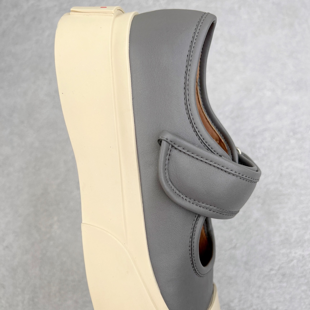图片[6]-＃福利特价 Marni Pablo Leather Mary Jane Sneaker 意大利奢侈品品牌-玛尼·巴勃罗·玛丽珍系列低帮松糕厚底百搭魔术贴大头增高板鞋 Marni是来自意大利的独立设计师品牌 ♥赵露思、宋祖儿同款魔术贴大头鞋，跟传统见到的玛丽珍还蛮不一样的，凉鞋的透气结构搭载日系风格，蠢萌又时髦。 ♥日式包趾式胖圆鞋头设计满满的立体感。虽然厚底但它的腰线非常明显，前宽后细有种大头鞋的既视感，复古范儿很足。一字带魔术贴设计穿脱方便，调节松紧随心所欲，不用担心压脚背 ♥鞋面内里都使用羊皮，质感柔软性跟透气性都灰常好。4cm的一个橡胶厚底，上脚不会臃肿反而衬托得腿很细，鞋子也不会很重，颜值与舒适度并存。灰常有少女感又有一种不羁一格的酷气，甜美又可爱，适合搭配各种衣服，单穿或者配各种袜子很好看 防滑耐磨橡胶4CM跟高大底 尺码：35-40-选品中心