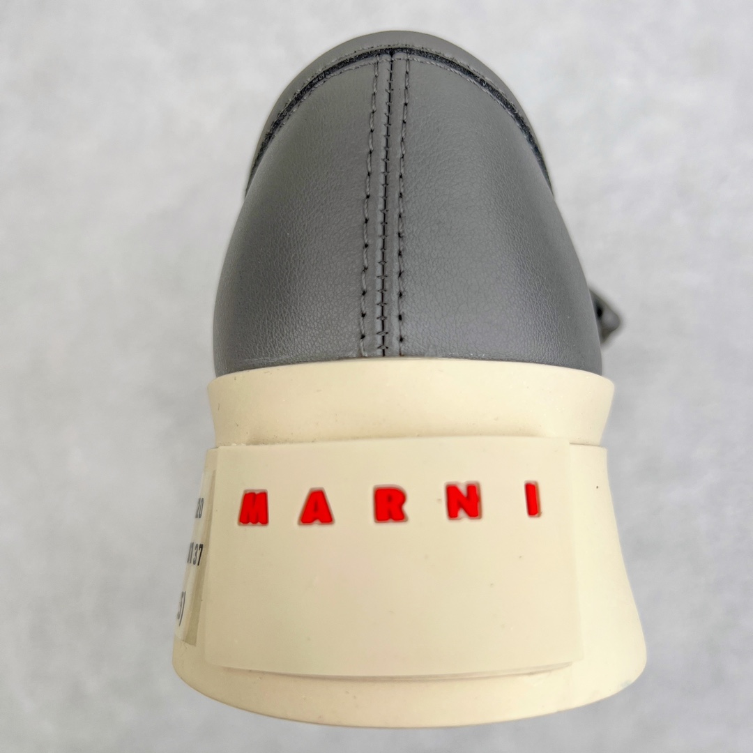 图片[8]-＃福利特价 Marni Pablo Leather Mary Jane Sneaker 意大利奢侈品品牌-玛尼·巴勃罗·玛丽珍系列低帮松糕厚底百搭魔术贴大头增高板鞋 Marni是来自意大利的独立设计师品牌 ♥赵露思、宋祖儿同款魔术贴大头鞋，跟传统见到的玛丽珍还蛮不一样的，凉鞋的透气结构搭载日系风格，蠢萌又时髦。 ♥日式包趾式胖圆鞋头设计满满的立体感。虽然厚底但它的腰线非常明显，前宽后细有种大头鞋的既视感，复古范儿很足。一字带魔术贴设计穿脱方便，调节松紧随心所欲，不用担心压脚背 ♥鞋面内里都使用羊皮，质感柔软性跟透气性都灰常好。4cm的一个橡胶厚底，上脚不会臃肿反而衬托得腿很细，鞋子也不会很重，颜值与舒适度并存。灰常有少女感又有一种不羁一格的酷气，甜美又可爱，适合搭配各种衣服，单穿或者配各种袜子很好看 防滑耐磨橡胶4CM跟高大底 尺码：35-40-选品中心