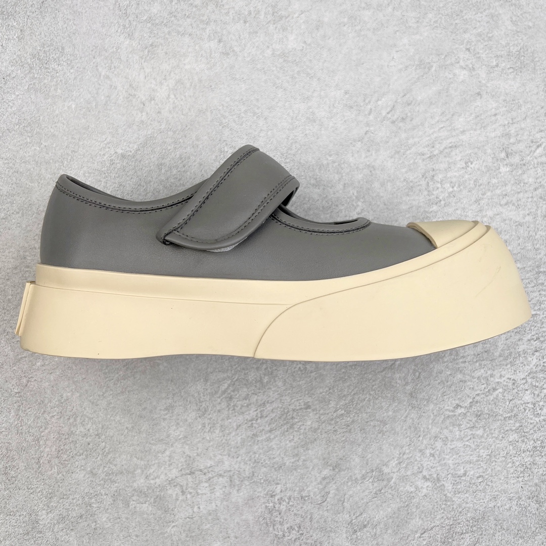 ＃福利特价 Marni Pablo Leather Mary Jane Sneaker 意大利奢侈品品牌-玛尼·巴勃罗·玛丽珍系列低帮松糕厚底百搭魔术贴大头增高板鞋 Marni是来自意大利的独立设计师品牌 ♥赵露思、宋祖儿同款魔术贴大头鞋，跟传统见到的玛丽珍还蛮不一样的，凉鞋的透气结构搭载日系风格，蠢萌又时髦。 ♥日式包趾式胖圆鞋头设计满满的立体感。虽然厚底但它的腰线非常明显，前宽后细有种大头鞋的既视感，复古范儿很足。一字带魔术贴设计穿脱方便，调节松紧随心所欲，不用担心压脚背 ♥鞋面内里都使用羊皮，质感柔软性跟透气性都灰常好。4cm的一个橡胶厚底，上脚不会臃肿反而衬托得腿很细，鞋子也不会很重，颜值与舒适度并存。灰常有少女感又有一种不羁一格的酷气，甜美又可爱，适合搭配各种衣服，单穿或者配各种袜子很好看 防滑耐磨橡胶4CM跟高大底 尺码：35-40-选品中心