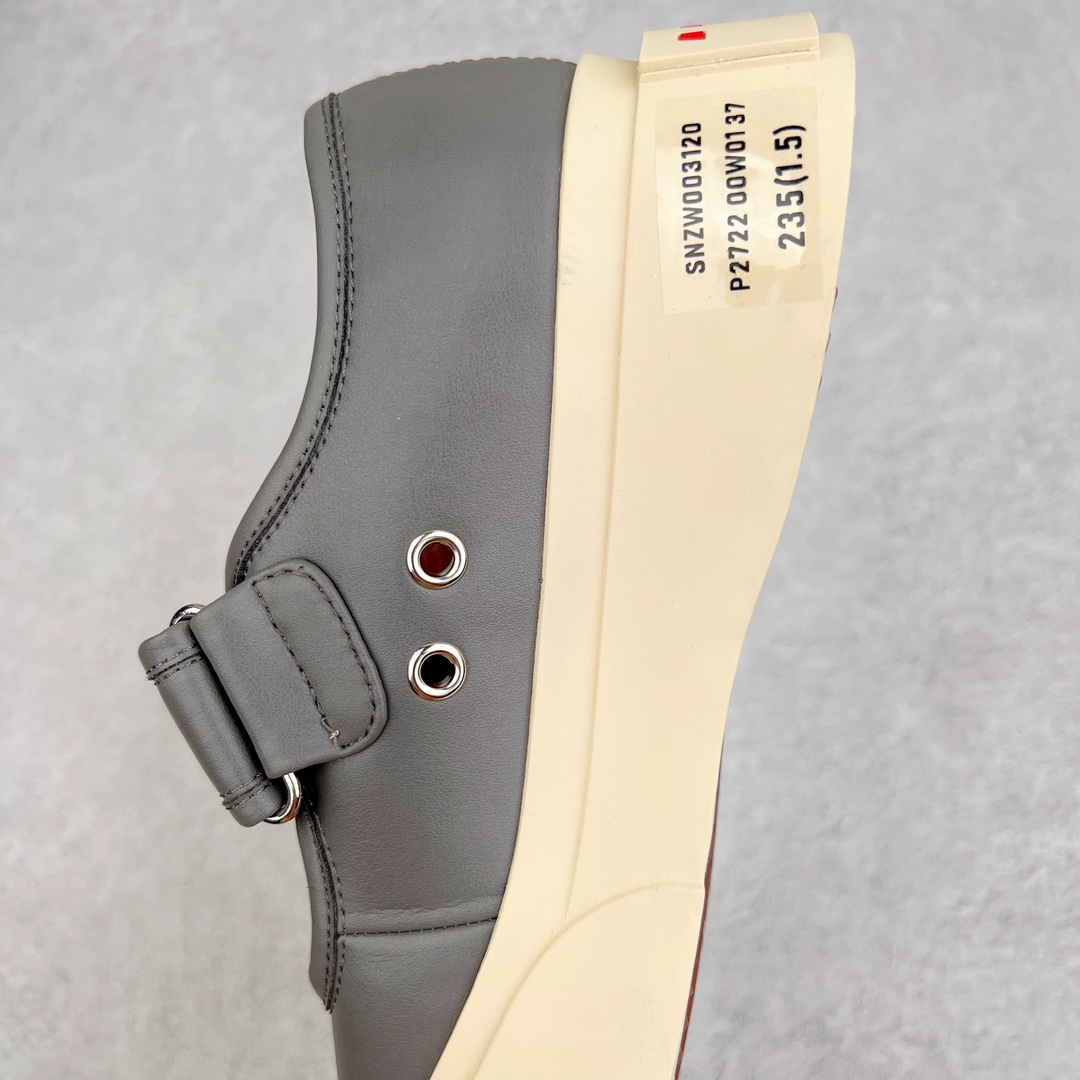 图片[7]-＃福利特价 Marni Pablo Leather Mary Jane Sneaker 意大利奢侈品品牌-玛尼·巴勃罗·玛丽珍系列低帮松糕厚底百搭魔术贴大头增高板鞋 Marni是来自意大利的独立设计师品牌 ♥赵露思、宋祖儿同款魔术贴大头鞋，跟传统见到的玛丽珍还蛮不一样的，凉鞋的透气结构搭载日系风格，蠢萌又时髦。 ♥日式包趾式胖圆鞋头设计满满的立体感。虽然厚底但它的腰线非常明显，前宽后细有种大头鞋的既视感，复古范儿很足。一字带魔术贴设计穿脱方便，调节松紧随心所欲，不用担心压脚背 ♥鞋面内里都使用羊皮，质感柔软性跟透气性都灰常好。4cm的一个橡胶厚底，上脚不会臃肿反而衬托得腿很细，鞋子也不会很重，颜值与舒适度并存。灰常有少女感又有一种不羁一格的酷气，甜美又可爱，适合搭配各种衣服，单穿或者配各种袜子很好看 防滑耐磨橡胶4CM跟高大底 尺码：35-40-选品中心