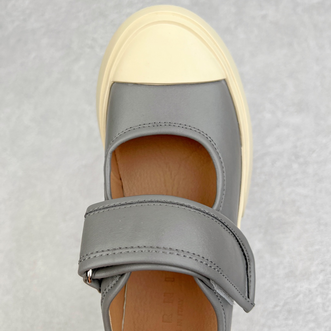 图片[4]-＃福利特价 Marni Pablo Leather Mary Jane Sneaker 意大利奢侈品品牌-玛尼·巴勃罗·玛丽珍系列低帮松糕厚底百搭魔术贴大头增高板鞋 Marni是来自意大利的独立设计师品牌 ♥赵露思、宋祖儿同款魔术贴大头鞋，跟传统见到的玛丽珍还蛮不一样的，凉鞋的透气结构搭载日系风格，蠢萌又时髦。 ♥日式包趾式胖圆鞋头设计满满的立体感。虽然厚底但它的腰线非常明显，前宽后细有种大头鞋的既视感，复古范儿很足。一字带魔术贴设计穿脱方便，调节松紧随心所欲，不用担心压脚背 ♥鞋面内里都使用羊皮，质感柔软性跟透气性都灰常好。4cm的一个橡胶厚底，上脚不会臃肿反而衬托得腿很细，鞋子也不会很重，颜值与舒适度并存。灰常有少女感又有一种不羁一格的酷气，甜美又可爱，适合搭配各种衣服，单穿或者配各种袜子很好看 防滑耐磨橡胶4CM跟高大底 尺码：35-40-选品中心