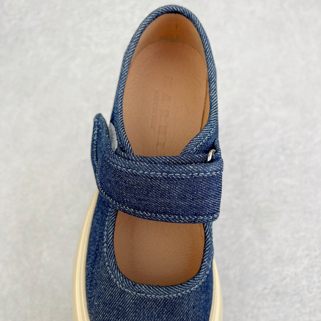 图片[5]-＃福利特价 Marni Pablo Leather Mary Jane Sneaker 意大利奢侈品品牌-玛尼·巴勃罗·玛丽珍系列低帮松糕厚底百搭魔术贴大头增高板鞋 Marni是来自意大利的独立设计师品牌 ♥赵露思、宋祖儿同款魔术贴大头鞋，跟传统见到的玛丽珍还蛮不一样的，凉鞋的透气结构搭载日系风格，蠢萌又时髦。 ♥日式包趾式胖圆鞋头设计满满的立体感。虽然厚底但它的腰线非常明显，前宽后细有种大头鞋的既视感，复古范儿很足。一字带魔术贴设计穿脱方便，调节松紧随心所欲，不用担心压脚背 ♥鞋面内里都使用羊皮，质感柔软性跟透气性都灰常好。4cm的一个橡胶厚底，上脚不会臃肿反而衬托得腿很细，鞋子也不会很重，颜值与舒适度并存。灰常有少女感又有一种不羁一格的酷气，甜美又可爱，适合搭配各种衣服，单穿或者配各种袜子很好看 防滑耐磨橡胶4CM跟高大底 尺码：35-40-选品中心