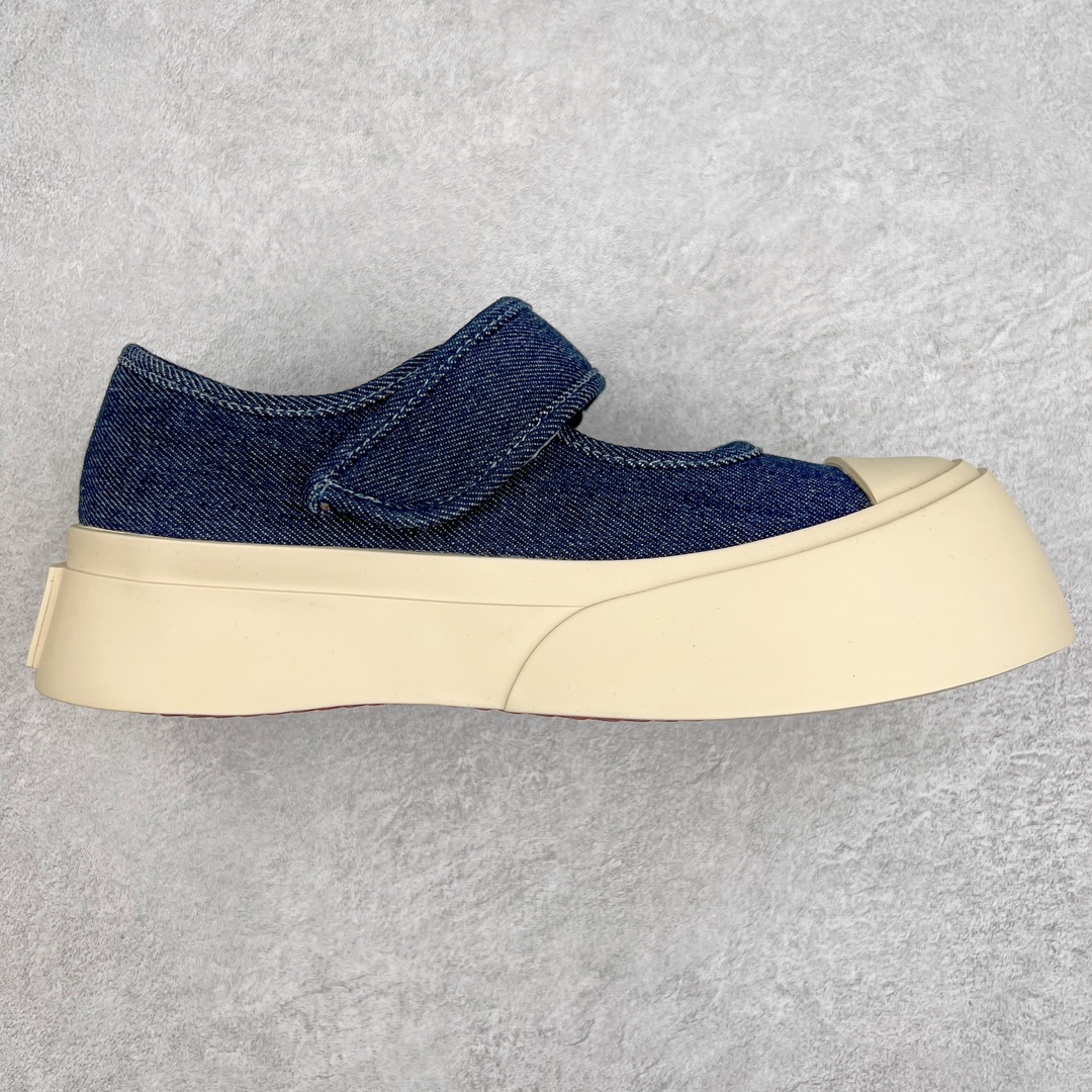 ＃福利特价 Marni Pablo Leather Mary Jane Sneaker 意大利奢侈品品牌-玛尼·巴勃罗·玛丽珍系列低帮松糕厚底百搭魔术贴大头增高板鞋 Marni是来自意大利的独立设计师品牌 ♥赵露思、宋祖儿同款魔术贴大头鞋，跟传统见到的玛丽珍还蛮不一样的，凉鞋的透气结构搭载日系风格，蠢萌又时髦。 ♥日式包趾式胖圆鞋头设计满满的立体感。虽然厚底但它的腰线非常明显，前宽后细有种大头鞋的既视感，复古范儿很足。一字带魔术贴设计穿脱方便，调节松紧随心所欲，不用担心压脚背 ♥鞋面内里都使用羊皮，质感柔软性跟透气性都灰常好。4cm的一个橡胶厚底，上脚不会臃肿反而衬托得腿很细，鞋子也不会很重，颜值与舒适度并存。灰常有少女感又有一种不羁一格的酷气，甜美又可爱，适合搭配各种衣服，单穿或者配各种袜子很好看 防滑耐磨橡胶4CM跟高大底 尺码：35-40-选品中心