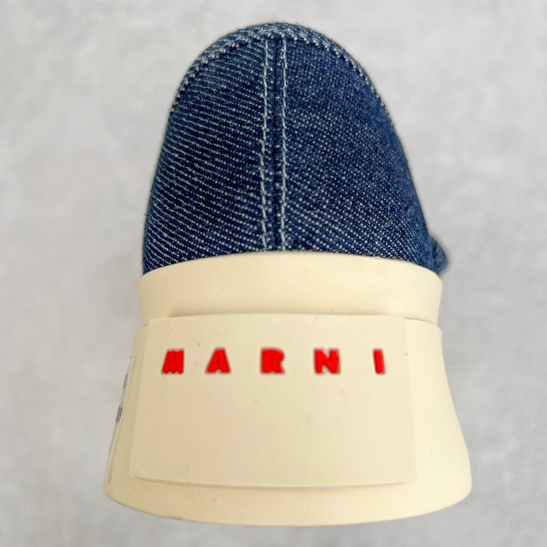 图片[8]-＃福利特价 Marni Pablo Leather Mary Jane Sneaker 意大利奢侈品品牌-玛尼·巴勃罗·玛丽珍系列低帮松糕厚底百搭魔术贴大头增高板鞋 Marni是来自意大利的独立设计师品牌 ♥赵露思、宋祖儿同款魔术贴大头鞋，跟传统见到的玛丽珍还蛮不一样的，凉鞋的透气结构搭载日系风格，蠢萌又时髦。 ♥日式包趾式胖圆鞋头设计满满的立体感。虽然厚底但它的腰线非常明显，前宽后细有种大头鞋的既视感，复古范儿很足。一字带魔术贴设计穿脱方便，调节松紧随心所欲，不用担心压脚背 ♥鞋面内里都使用羊皮，质感柔软性跟透气性都灰常好。4cm的一个橡胶厚底，上脚不会臃肿反而衬托得腿很细，鞋子也不会很重，颜值与舒适度并存。灰常有少女感又有一种不羁一格的酷气，甜美又可爱，适合搭配各种衣服，单穿或者配各种袜子很好看 防滑耐磨橡胶4CM跟高大底 尺码：35-40-选品中心