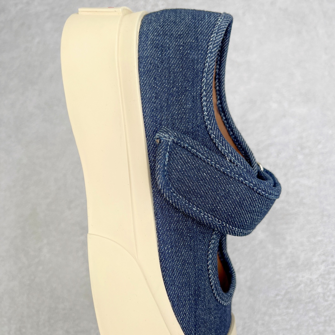 图片[6]-＃福利特价 Marni Pablo Leather Mary Jane Sneaker 意大利奢侈品品牌-玛尼·巴勃罗·玛丽珍系列低帮松糕厚底百搭魔术贴大头增高板鞋 Marni是来自意大利的独立设计师品牌 ♥赵露思、宋祖儿同款魔术贴大头鞋，跟传统见到的玛丽珍还蛮不一样的，凉鞋的透气结构搭载日系风格，蠢萌又时髦。 ♥日式包趾式胖圆鞋头设计满满的立体感。虽然厚底但它的腰线非常明显，前宽后细有种大头鞋的既视感，复古范儿很足。一字带魔术贴设计穿脱方便，调节松紧随心所欲，不用担心压脚背 ♥鞋面内里都使用羊皮，质感柔软性跟透气性都灰常好。4cm的一个橡胶厚底，上脚不会臃肿反而衬托得腿很细，鞋子也不会很重，颜值与舒适度并存。灰常有少女感又有一种不羁一格的酷气，甜美又可爱，适合搭配各种衣服，单穿或者配各种袜子很好看 防滑耐磨橡胶4CM跟高大底 尺码：35-40-选品中心