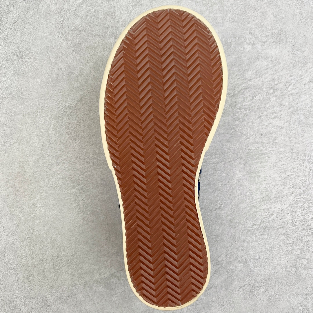 图片[9]-＃福利特价 Marni Pablo Leather Mary Jane Sneaker 意大利奢侈品品牌-玛尼·巴勃罗·玛丽珍系列低帮松糕厚底百搭魔术贴大头增高板鞋 Marni是来自意大利的独立设计师品牌 ♥赵露思、宋祖儿同款魔术贴大头鞋，跟传统见到的玛丽珍还蛮不一样的，凉鞋的透气结构搭载日系风格，蠢萌又时髦。 ♥日式包趾式胖圆鞋头设计满满的立体感。虽然厚底但它的腰线非常明显，前宽后细有种大头鞋的既视感，复古范儿很足。一字带魔术贴设计穿脱方便，调节松紧随心所欲，不用担心压脚背 ♥鞋面内里都使用羊皮，质感柔软性跟透气性都灰常好。4cm的一个橡胶厚底，上脚不会臃肿反而衬托得腿很细，鞋子也不会很重，颜值与舒适度并存。灰常有少女感又有一种不羁一格的酷气，甜美又可爱，适合搭配各种衣服，单穿或者配各种袜子很好看 防滑耐磨橡胶4CM跟高大底 尺码：35-40-选品中心