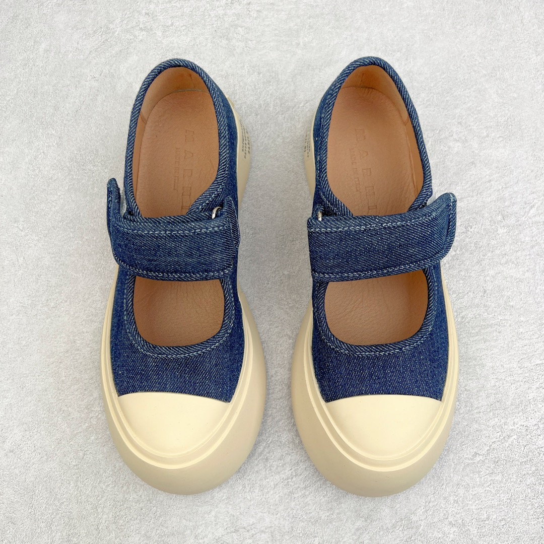 图片[2]-＃福利特价 Marni Pablo Leather Mary Jane Sneaker 意大利奢侈品品牌-玛尼·巴勃罗·玛丽珍系列低帮松糕厚底百搭魔术贴大头增高板鞋 Marni是来自意大利的独立设计师品牌 ♥赵露思、宋祖儿同款魔术贴大头鞋，跟传统见到的玛丽珍还蛮不一样的，凉鞋的透气结构搭载日系风格，蠢萌又时髦。 ♥日式包趾式胖圆鞋头设计满满的立体感。虽然厚底但它的腰线非常明显，前宽后细有种大头鞋的既视感，复古范儿很足。一字带魔术贴设计穿脱方便，调节松紧随心所欲，不用担心压脚背 ♥鞋面内里都使用羊皮，质感柔软性跟透气性都灰常好。4cm的一个橡胶厚底，上脚不会臃肿反而衬托得腿很细，鞋子也不会很重，颜值与舒适度并存。灰常有少女感又有一种不羁一格的酷气，甜美又可爱，适合搭配各种衣服，单穿或者配各种袜子很好看 防滑耐磨橡胶4CM跟高大底 尺码：35-40-选品中心
