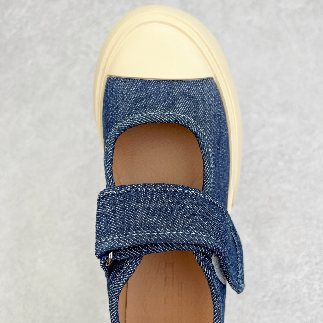 图片[4]-＃福利特价 Marni Pablo Leather Mary Jane Sneaker 意大利奢侈品品牌-玛尼·巴勃罗·玛丽珍系列低帮松糕厚底百搭魔术贴大头增高板鞋 Marni是来自意大利的独立设计师品牌 ♥赵露思、宋祖儿同款魔术贴大头鞋，跟传统见到的玛丽珍还蛮不一样的，凉鞋的透气结构搭载日系风格，蠢萌又时髦。 ♥日式包趾式胖圆鞋头设计满满的立体感。虽然厚底但它的腰线非常明显，前宽后细有种大头鞋的既视感，复古范儿很足。一字带魔术贴设计穿脱方便，调节松紧随心所欲，不用担心压脚背 ♥鞋面内里都使用羊皮，质感柔软性跟透气性都灰常好。4cm的一个橡胶厚底，上脚不会臃肿反而衬托得腿很细，鞋子也不会很重，颜值与舒适度并存。灰常有少女感又有一种不羁一格的酷气，甜美又可爱，适合搭配各种衣服，单穿或者配各种袜子很好看 防滑耐磨橡胶4CM跟高大底 尺码：35-40-选品中心