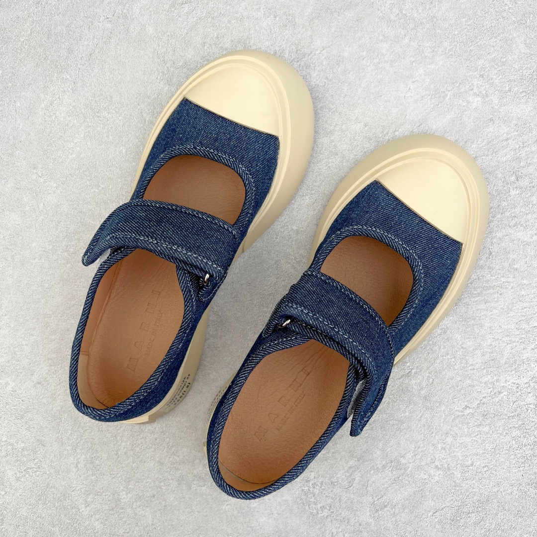 图片[3]-＃福利特价 Marni Pablo Leather Mary Jane Sneaker 意大利奢侈品品牌-玛尼·巴勃罗·玛丽珍系列低帮松糕厚底百搭魔术贴大头增高板鞋 Marni是来自意大利的独立设计师品牌 ♥赵露思、宋祖儿同款魔术贴大头鞋，跟传统见到的玛丽珍还蛮不一样的，凉鞋的透气结构搭载日系风格，蠢萌又时髦。 ♥日式包趾式胖圆鞋头设计满满的立体感。虽然厚底但它的腰线非常明显，前宽后细有种大头鞋的既视感，复古范儿很足。一字带魔术贴设计穿脱方便，调节松紧随心所欲，不用担心压脚背 ♥鞋面内里都使用羊皮，质感柔软性跟透气性都灰常好。4cm的一个橡胶厚底，上脚不会臃肿反而衬托得腿很细，鞋子也不会很重，颜值与舒适度并存。灰常有少女感又有一种不羁一格的酷气，甜美又可爱，适合搭配各种衣服，单穿或者配各种袜子很好看 防滑耐磨橡胶4CM跟高大底 尺码：35-40-选品中心