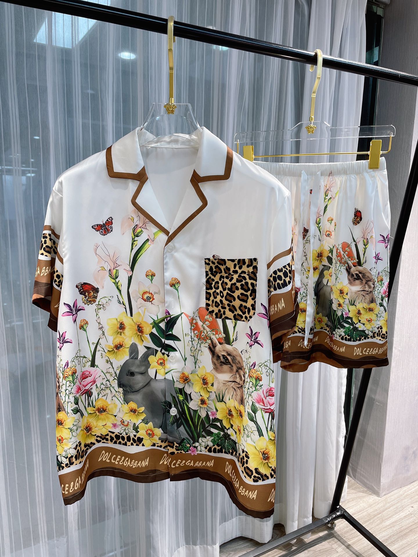 NO:142101,Paijia original new model is available for sale Short-sleeved shorts couples suit New model is coming Real scene shooting OG high-end home clothing suit, same style for men and women, using high-end Korean silk fabric, comfortable upper body effect, size M-3XL (silk products should not be washed by machine, it is recommended to wash by hand or wash with laundry bag), shorts, T-shirt, real silk, alexander wang19860909派家原创 新款上市 短袖短裤情侣款套装 新款来袭 实景拍摄 OG 高端家居服套装,男女同款,采用高定韩国丝面料,上身效果舒适,尺码M—3XL（真丝产品切勿机洗,建议手洗或者洗衣袋洗）,,shorts,T-shirt,real silk,alexander wang,Men's clothing