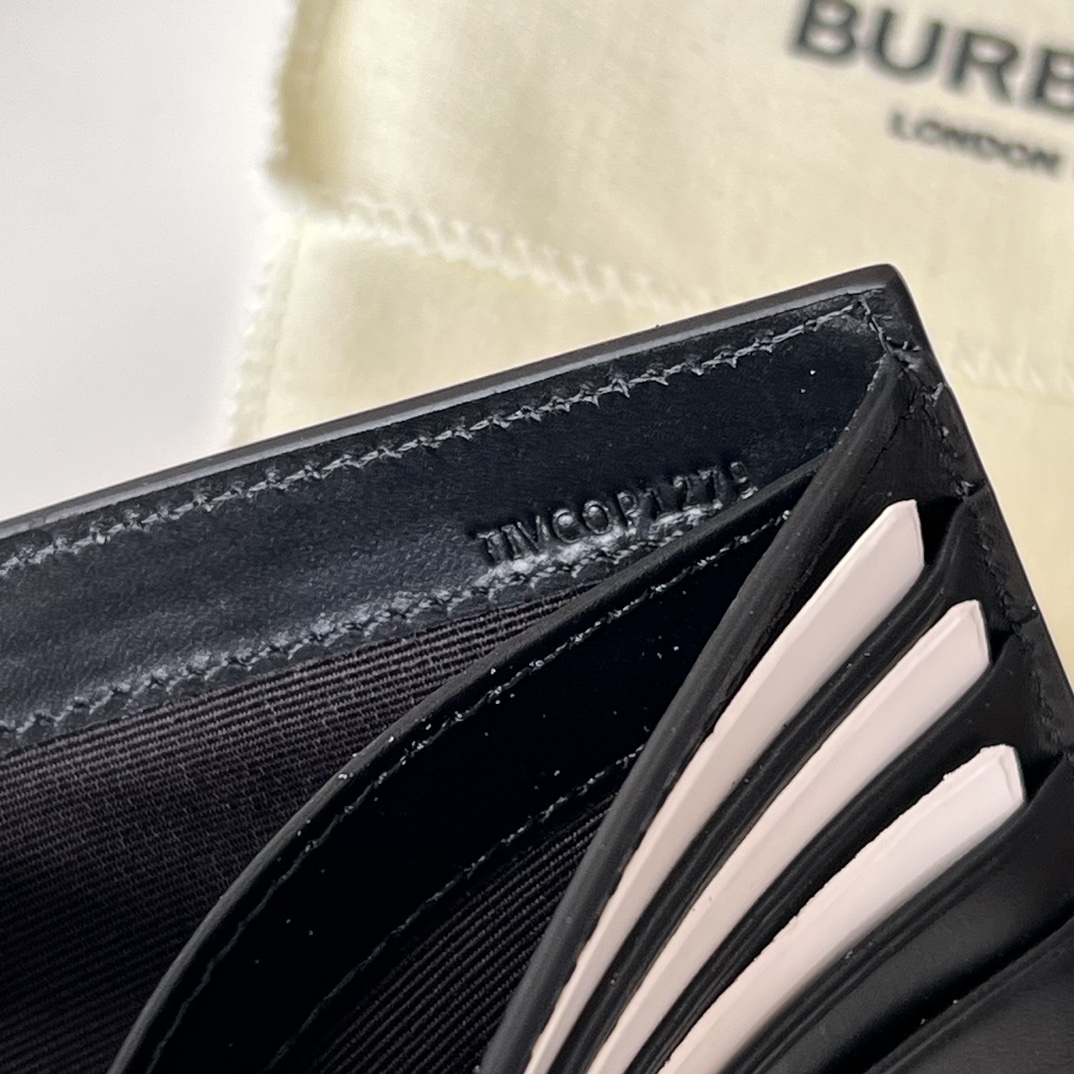 Burberry 格纹短夹钱包 装饰标志性格纹设计 烟熏格子搭配进口粒面小牛皮