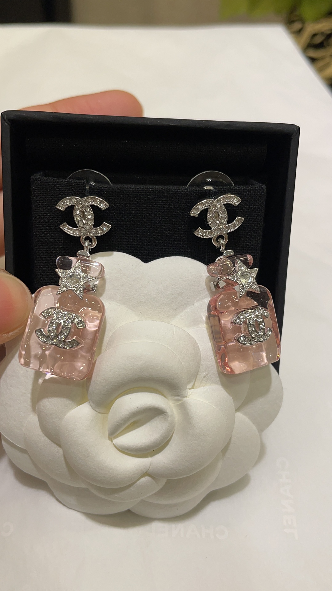 NO:632146,88200. Arrive today and buy yb 23S new transparent pink perfume bottle star double C earrings. Sweet pink perfume bottle. The texture is as clear as jelly. The water is really gentle, elegant and cute. The real thing is invincible and beautiful. This is not heavy. No burden on the upper ears. Exclusively purchased by yb. Developed by yb. Swarovski diamond material, Cartier high-end jewelry1986090988200.今日到货购入yb 23S新款透粉色香水瓶星星双C耳钉 甜美粉色香水瓶 质地像果冻一般清透 水灵灵的真的很温柔优雅可爱 实物无敌爆炸好看 这款不重 上耳无负担 独家购入yb开发 施华洛钻材质,,卡迪亚高端饰品,Jewelry
