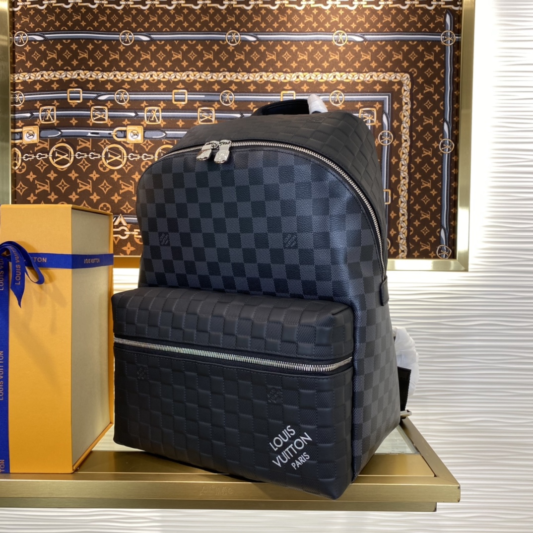 [Backpacks]The diagonal Louis Vuitton logo in the corner is derived from the c