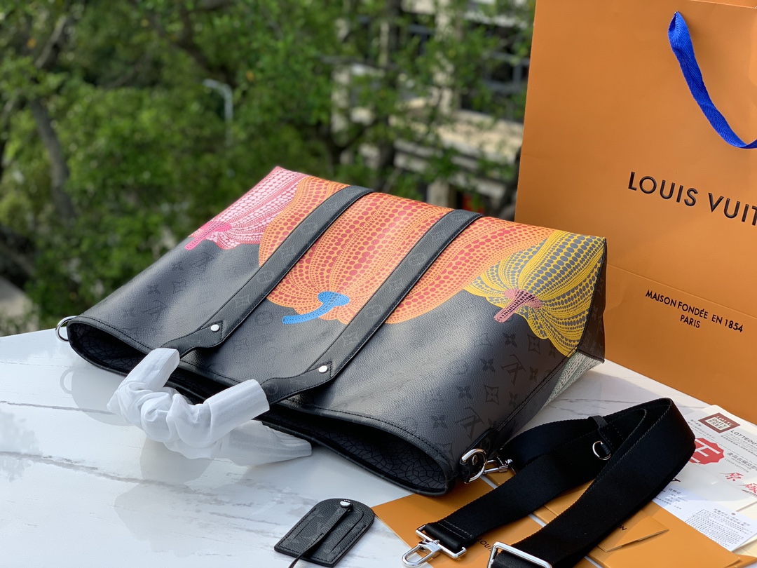 非市场普通话 进口皮料半钢五金 尺寸：43 x 34 x 17.5cmM46434 黑花（南瓜）香港贸易