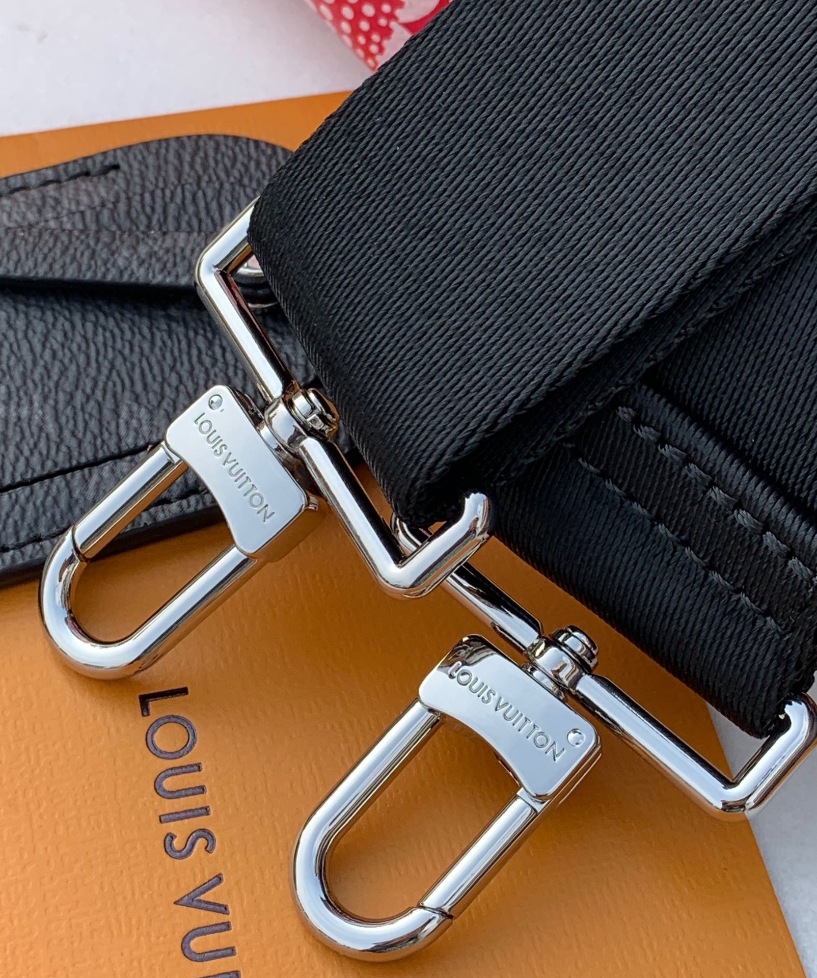 非市场普通话 进口皮料半钢五金 尺寸：43 x 34 x 17.5cmM46434 黑花（南瓜）香港贸易