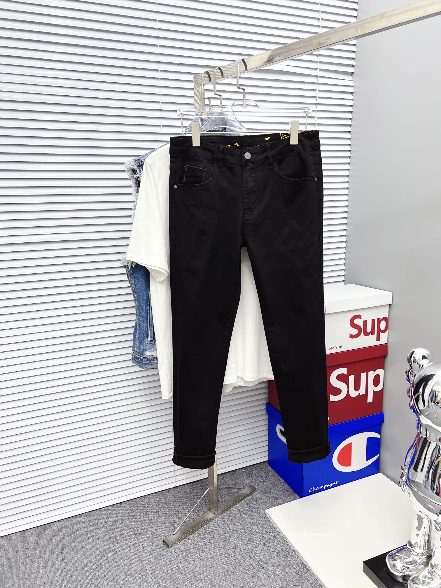 NO:527773,[Fendi] 2025 new products available in counters. The original 1:1 product for physical stores, suitable for all ages. The highest version of imported European fabrics in Europe is comfortable, soft and skin-friendly, with super cool and fashionable and versatile effect, straight and stylish, a must-have for the wardrobe!  Suitable for any occasion Size: 29-38, fendi, jeans, alexander wang19860909【芬迪】 2025新款新品 专柜有售 实体店极品牛仔裤专柜原版1:1好货,适合各个年龄段.市场最高版本的欧洲进口面料.舒适柔软亲肤,上身效果超级棒时尚百搭,笔挺有型,衣橱必备！适合任何场合穿着 尺码:29-38,,fendi,jeans,alexander wang,Men's clothing