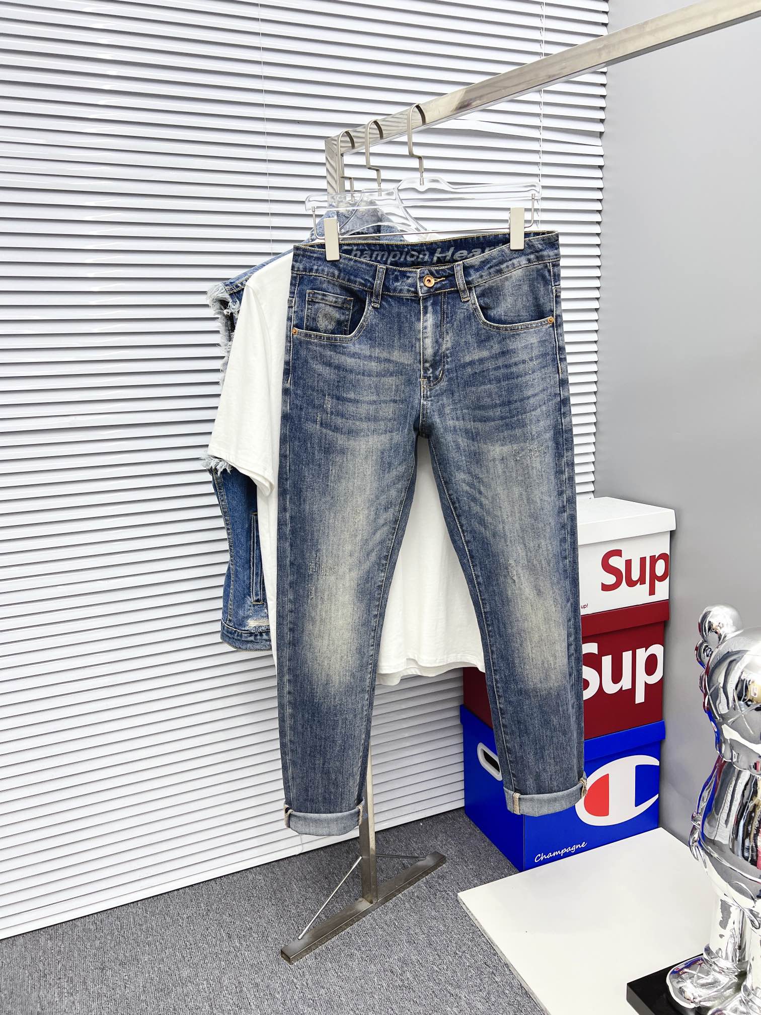 NO:527770,[Croxin] 2025 new products available in counters. The original 1:1 product for physical stores, suitable for all ages. The highest version of imported European fabrics in Europe is comfortable, soft and skin-friendly, with super cool and fashionable and versatile effect, straight and stylish, a must-have for the wardrobe!  Suitable for any occasion Size: 29-38, chrome hearts, jeans, alexander wang19860909【克罗心】 2025新款新品 专柜有售 实体店极品牛仔裤专柜原版1:1好货,适合各个年龄段.市场最高版本的欧洲进口面料.舒适柔软亲肤,上身效果超级棒时尚百搭,笔挺有型,衣橱必备！适合任何场合穿着 尺码:29-38,,chrome hearts,jeans,alexander wang,Men's clothing