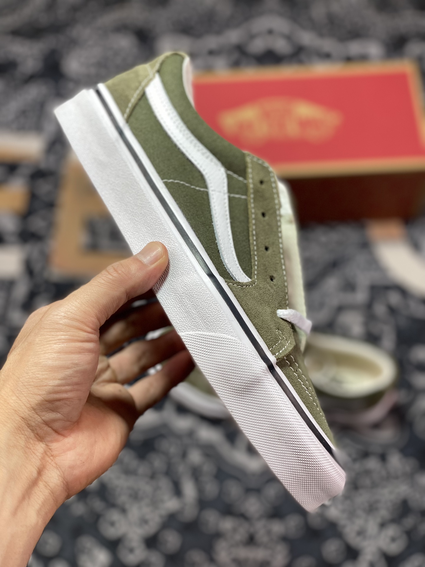 Defining simplicity and versatile style, I highly recommend Vans SK8-Low grass green